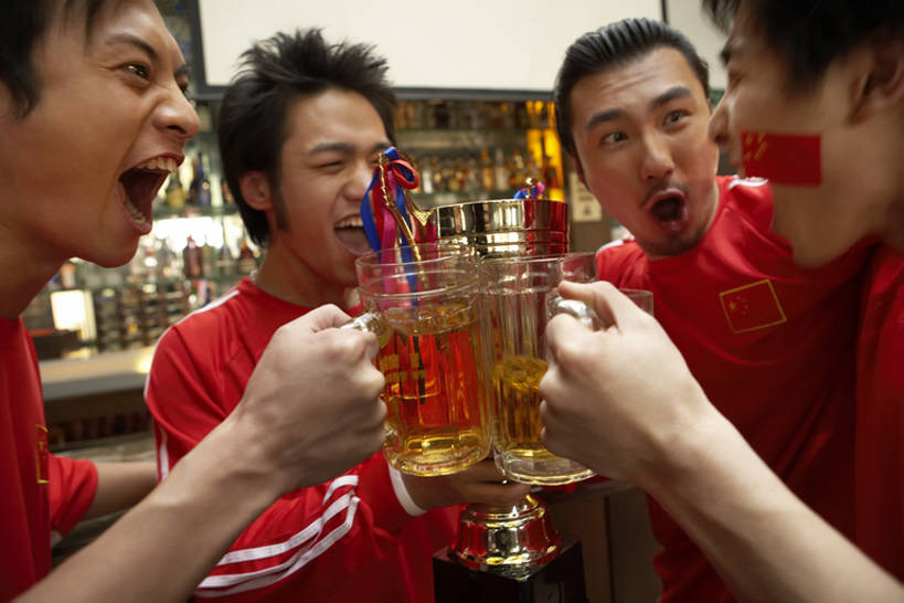 啤酒,东方人,成年人,四个人,酒吧,笑,微笑,露齿笑,横图,室内,白天,侧面,运动服,制服,时尚,夜生活,快乐,兴奋,友谊,幸福,热情,成功,运动,吧台,北京,中国,亚洲,喝,连接,握,欢呼,庆祝,折扇,食品,酒类,饮品,娱乐,饮食,刺激,食物,饮料,啤酒杯,站着,张嘴,概念,个性,活力,亲密,举杯,握着,摄影,生活方式,支撑,第一,酷,享乐,愉悦,可口,张大嘴巴,中国国旗,东亚,陪同,爱国主义,适口,陪伴,获胜,男人,男性,年轻男性,亚洲人,中国人,年轻人,张开嘴,半身,彩图,欢乐,酒馆,焦距,奖杯,伴随,bj175