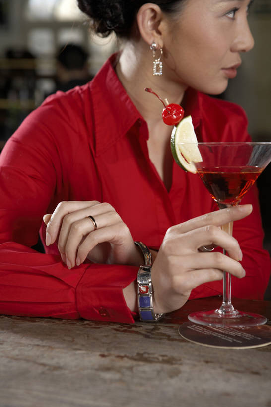 东方人,成年人,中年人,老年人,一个人,酒吧,竖图,室内,白天,侧面,快乐,幸福,吧台,樱桃,北京,中国,亚洲,喝,握,酒类,娱乐,饮食,饮料,握着,摄影,生活方式,享乐,愉悦,华贵,东亚,马提尼,马提尼酒杯,老年女性,女人,亚洲人,中国人,坐着,半身,彩图,欢乐,酒馆,混合饮料,bj175