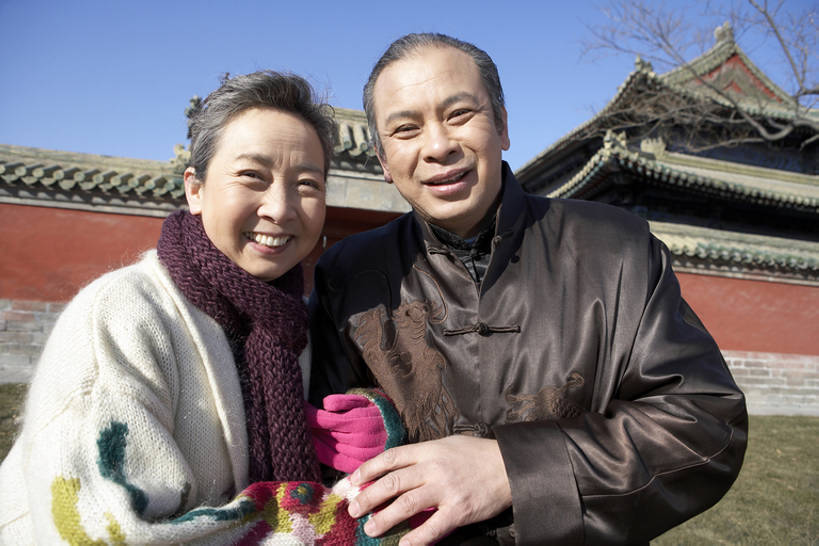 老年人,两个人,丈夫,妻子,公园,天坛,微笑,横图,室外,白天,正面,旅游,度假,满意,幸福,名胜古迹,太阳,北京,日光,中国,亚洲,行人,游客,游人,勾,连接,挽,玩,注视,休闲装,娱乐,传统,路人,旅客,蓝天,观察,看,享受,休闲,健康,放松,活力,亲密,搭,勾着,摄影,生活方式,观看,察看,退休,搭着,都市风光,关注,播放,肖像,挽着,拜访,东亚,陪同,陪伴,过客,老年男性,老年女性,男人,男性,中国人,情侣,休闲活动,步行,拥抱,半身,彩图,旅行,人老心不老,伴随,bj175