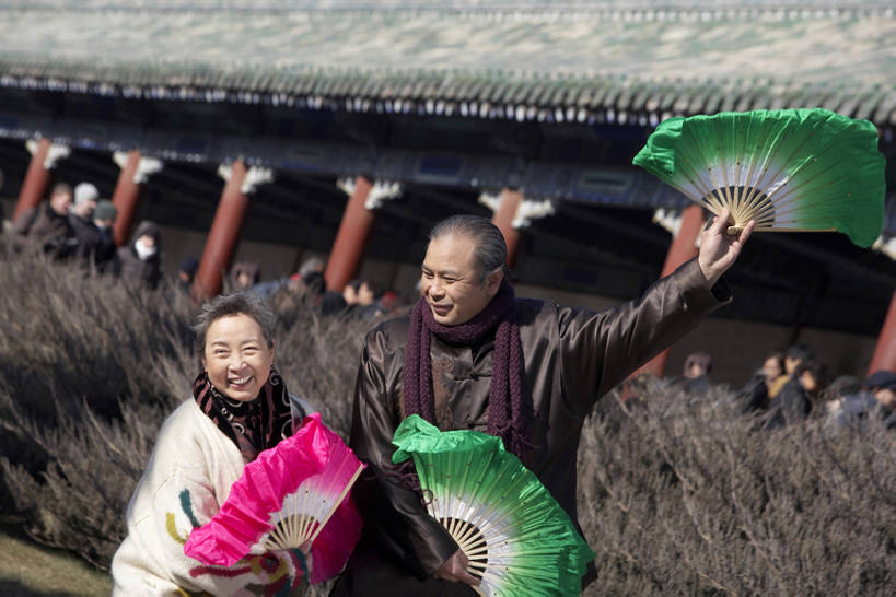 东方人,老年人,两个人,丈夫,妻子,公园,举,笑,微笑,横图,室外,白天,正面,幸福,太阳,北京,日光,中国,亚洲,表演,握,折扇,注视,休闲装,粉色,绿色,观察,看,托,站着,休闲,健康,放松,握着,摄影,生活方式,观看,察看,退休,创造力,享乐,愉悦,关注,中国文化,爱好,东亚,陪同,陪伴,无忧无虑,老年男性,老年女性,男人,男性,亚洲人,中国人,情侣,休闲活动,举起,举手,举着,向上举,向上伸,向上托,半身,彩图,传统文化,人老心不老,扇舞,伴随,bj175