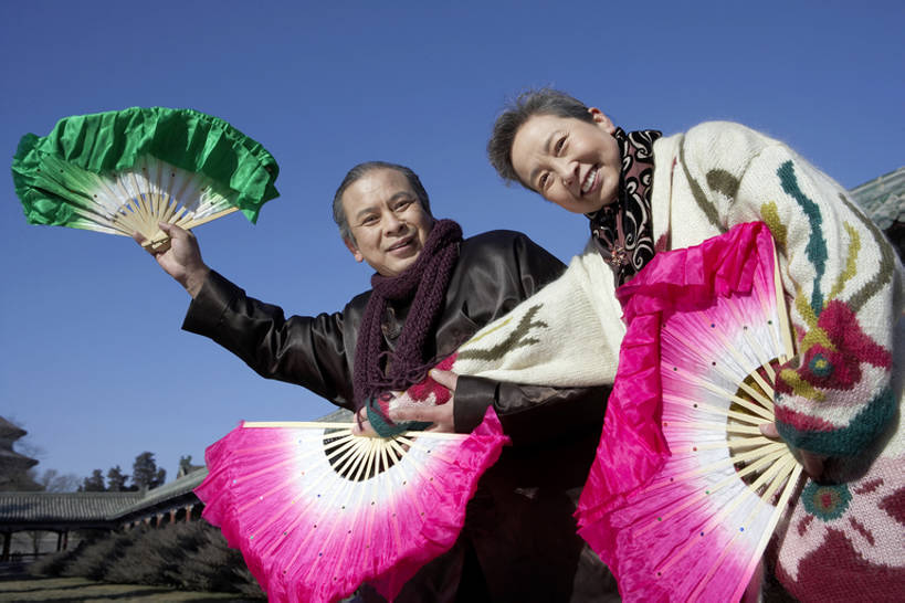 东方人,老年人,两个人,丈夫,妻子,公园,天坛,举,微笑,横图,室外,白天,正面,仰视,幸福,太阳,北京,日光,中国,亚洲,表演,握,折扇,玩,挥手,注视,休闲装,粉色,蓝天,观察,看,托,站着,休闲,健康,放松,握着,摄影,生活方式,观看,察看,退休,创造力,享乐,关注,中国文化,爱好,东亚,陪同,陪伴,无忧无虑,老年男性,老年女性,男人,男性,亚洲人,中国人,情侣,休闲活动,举起,举手,举着,向上举,向上伸,向上托,半身,彩图,低角度拍摄,舞蹈,传统文化,人老心不老,扇舞,伴随,bj175