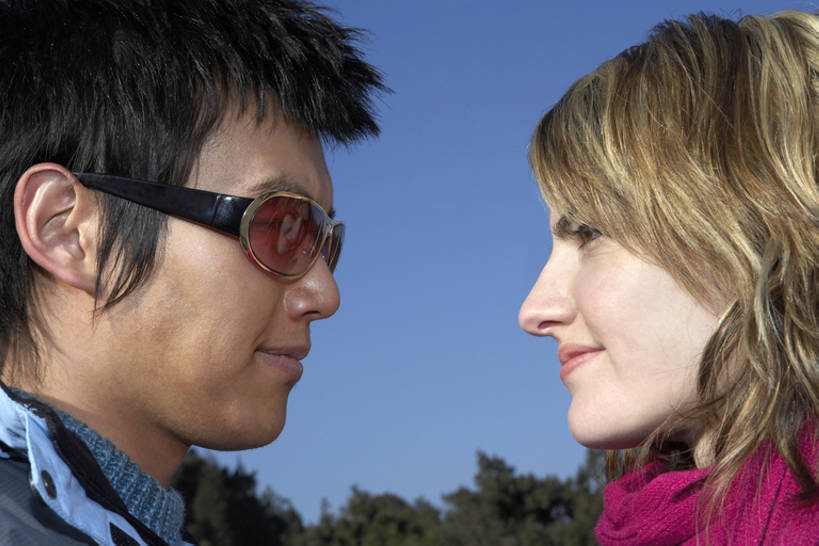 成年人,脸,头,脸颊,两个人,微笑,横图,室外,白天,侧面,爱情,旅游,快乐,幸福,北京,中国,亚洲,行人,游客,游人,连接,浪漫,休闲装,路人,旅客,肩膀,蓝色,蓝天,天空,自然,太阳镜,温暖,温馨,面对面,恩爱,亲密,恋人,摄影,生活方式,和睦,享乐,东亚,陪同,陪伴,过客,无忧无虑,男人,男性,年轻男性,年轻女性,女人,女性,白种人,中国人,年轻人,头部,脸部,脸蛋,面部,情侣,彩图,旅行,爱,欢乐,深情,伴侣,融洽,伴随,bj175