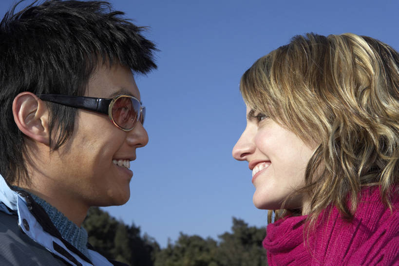 成年人,脸,头,脸颊,两个人,笑,微笑,露齿笑,横图,室外,白天,侧面,爱情,旅游,快乐,幸福,北京,中国,亚洲,行人,游客,游人,连接,浪漫,休闲装,路人,旅客,肩膀,蓝色,蓝天,天空,自然,太阳镜,温暖,温馨,面对面,恩爱,亲密,恋人,摄影,生活方式,和睦,享乐,东亚,陪同,陪伴,过客,无忧无虑,男人,男性,年轻男性,年轻女性,女人,女性,白种人,中国人,年轻人,头部,脸部,脸蛋,面部,情侣,彩图,旅行,爱,欢乐,深情,伴侣,融洽,伴随,bj175