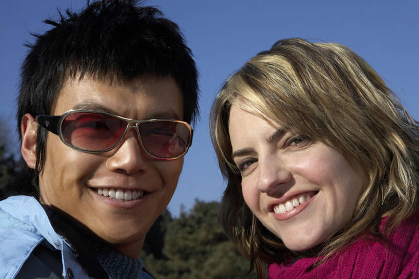 成年人,脸,头,脸颊,两个人,笑,微笑,露齿笑,横图,室外,白天,侧面,爱情,旅游,快乐,幸福,北京,中国,亚洲,行人,游客,游人,连接,并排,浪漫,注视,休闲装,路人,旅客,肩膀,蓝色,蓝天,天空,自然,太阳镜,观察,看,温暖,温馨,恩爱,亲密,恋人,摄影,生活方式,观看,和睦,察看,享乐,关注,肖像,东亚,陪同,陪伴,过客,无忧无虑,男人,男性,年轻男性,年轻女性,女人,女性,白种人,中国人,年轻人,头部,脸部,脸蛋,面部,情侣,彩图,旅行,爱,欢乐,深情,伴侣,融洽,伴随,bj175