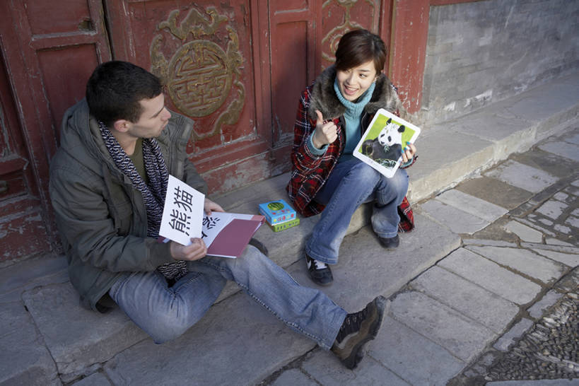 东方人,成年人,两个人,学生,学校,颐和园,故宫,笑,微笑,露齿笑,竖图,室外,白天,侧面,旅游,度假,快乐,兴奋,幸福,智慧,名胜古迹,标志建筑,城市,地标,建筑,纺织品,北京,中国,亚洲,行人,游客,游人,学习,突出,棉布,遗迹,纹路,布,纹理,织物,首都,教育,休闲装,古迹,历史,文物,娱乐,称赞,表扬,建设,传统,古建筑,路人,旅客,刺激,风景,教,手势,享受,休闲,汉字,旅游胜地,放松,竖,读,摄影,生活方式,翘,高,布匹,知识,享乐,夸奖,优秀,中国文化,古文明,东亚,助教,好,妙,顺利,出色,超群,杰出,卓越,奇妙,肌理,闪存卡,茄克,古代文明,过客,无忧无虑,聪明,男人,男性,年轻男性,年轻女性,女人,女性,白种人,亚洲人,中国人,年轻人,大拇指,休闲活动,说话,坐着,彩图,高角度拍摄,全身,旅行,欢乐,打手势,传统文化,bj175