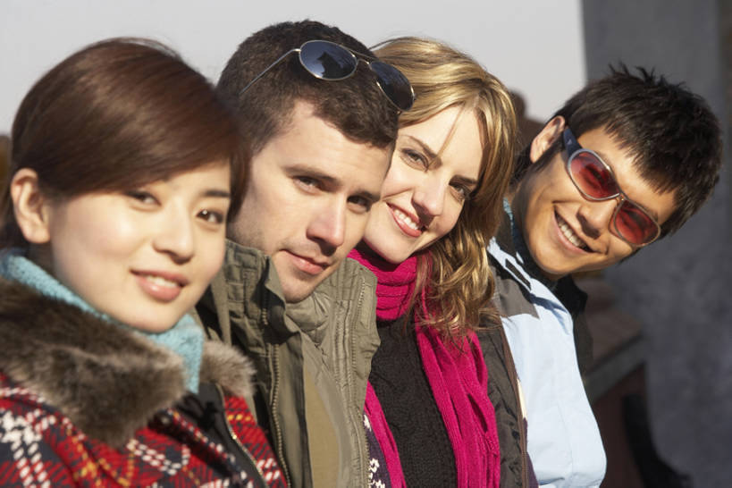 东方人,成年人,脸,头,脸颊,四个人,学生,学校,笑,微笑,露齿笑,横图,室外,白天,侧面,旅游,快乐,友谊,幸福,北京,中国,亚洲,一排,行人,游客,游人,连接,整齐,并排,首都,注视,休闲装,路人,旅客,肩膀,排列,太阳镜,观察,看,亲密,摄影,生活方式,观看,察看,享乐,愉悦,队列,关注,肖像,东亚,陪同,古代文明,陪伴,过客,无忧无虑,男人,男性,年轻男性,年轻女性,女人,女性,白种人,亚洲人,中国人,年轻人,头部,脸部,脸蛋,面部,坐着,彩图,欢乐,伴随,bj175