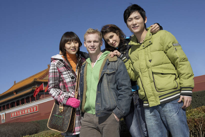 东方人,成年人,四个人,故宫,天安门,微笑,横图,室外,白天,正面,仰视,旅游,度假,快乐,探险,友谊,幸福,名胜古迹,标志建筑,地标,建筑,北京,中国,亚洲,行人,游客,游人,遗迹,注视,休闲装,古迹,文物,娱乐,建设,古建筑,路人,旅客,蓝天,观察,看,站着,享受,休闲,旅游胜地,放松,亲密,搭,读,摄影,观看,察看,搭着,关注,中国文化,古文明,东亚,陪同,陪伴,过客,年轻男性,年轻女性,白种人,亚洲人,中国人,年轻人,两手抄兜,彩图,低角度拍摄,旅行,伴随,bj175