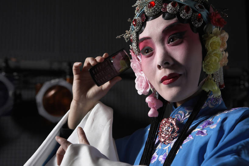东方人,老年人,脸,头,脸颊,一个人,演员,电影明星,舞台,站,举,打电话,横图,室内,侧面,通讯,技术,美景,手机,珠宝,刺绣,亚洲,仅一个年轻女性,仅一个女性,仅一个人,表演,瓷器,头巾,头饰,景观,听,拿着,注视,表演者,传统,肩膀,自然,发饰,观察,看,托,概念,景色,凝视,观看,灵感,察看,袖子,高雅,关注,中国文化,自然风光,改变,比例,京剧,东亚,东亚文化,北京市,歌剧,无线电技术,年轻女性,女人,女性,亚洲人,中国人,年轻人,头部,脸部,脸蛋,面部,电话机,影视明星,举起,举手,举着,向上举,向上伸,向上托,彩图,传统服装,化装,锦缎,中国戏曲,舞台灯光,传统文化,京剧演员,性格,一见钟情,bj175