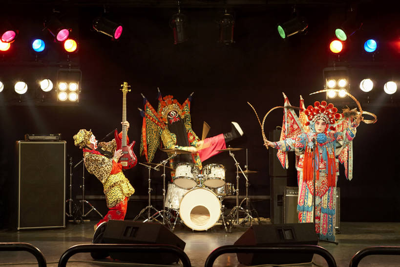 东方人,胡须,三个人,演员,电影明星,舞台,横图,彩色,室内,正面,民族服装,奢侈,合作,团队,旗帜,珠宝,刺绣,北京,中国,亚洲,西方,乐队,表演,握,摇摆,服装,艺术,人物,面具,头巾,头饰,支架,贝斯,低音吉他,电吉他,鼓,吉他,乐器,弦乐器,古典,豪华,美丽,音乐,玩,文化,表演者,喇叭,现代,传统,东方,架子,扮演,衣服,发饰,化妆品,比较,灌篮,握着,摄影,服饰,五颜六色,唱,华丽,支撑,古装,色彩斑斓,演出,袖子,麦克风,愉悦,武士,旧的,文学,扩音器,中国文化,弹拨弦鸣乐器,话筒架,播放,改变,五彩缤纷,反差,合伙,演出服,鼓槌,京剧,东亚,将军,东亚文化,歌剧,五彩斑斓,富丽,韵味,华美,五光十色,美猴王,老年男性,男人,男性,年轻男性,年轻女性,女人,女性,亚洲人,中国人,年轻人,胡子,络腮胡,歌手,影视明星,彩图,全身,传统服装,民俗服,化装,锦缎,麦克风架,中国戏曲,舞台灯光,电贝斯,摇摆舞,弹拨弦乐器,电吉它,传统文化,华侈,奢华,拨弦乐器,弹拨乐器,京剧演员,超现实主义,流派,艺术流派,bj175