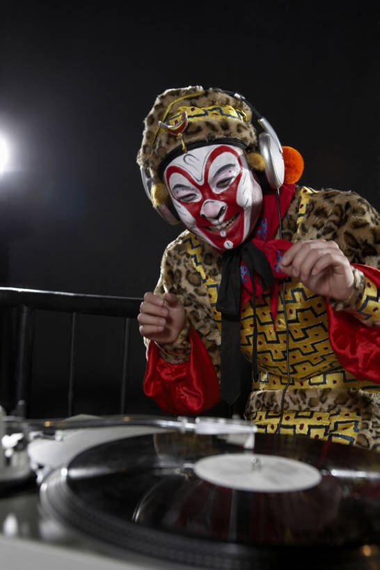 东方人,一个人,演员,舞台,笑,微笑,露齿笑,竖图,彩色,正面,仰视,民族服装,奢侈,技术,数据,桌子,北京,中国,亚洲,西方,仅一个人,表演,握,摇摆,服装,艺术,人物,信息,头巾,头饰,唱片,古典,豪华,音乐,玩,文化,存储介质,表演者,现代,传统,东方,衣服,耳机,发饰,化妆品,站着,比较,个性,灌篮,握着,摄影,服饰,五颜六色,碟片,华丽,古装,色彩斑斓,存储,混合,酷,愉悦,旧的,中国文化,播放,改变,五彩缤纷,打碟,dj师,唱片骑士,黑胶唱片,京剧,东亚,东亚文化,歌剧,五彩斑斓,富丽,韵味,华美,五光十色,美猴王,男人,男性,年轻男性,亚洲人,中国人,年轻人,半身,彩图,低角度拍摄,传统服装,民俗服,化装,中国戏曲,摇摆舞,传统文化,华侈,奢华,京剧演员,磁带录音机,bj175