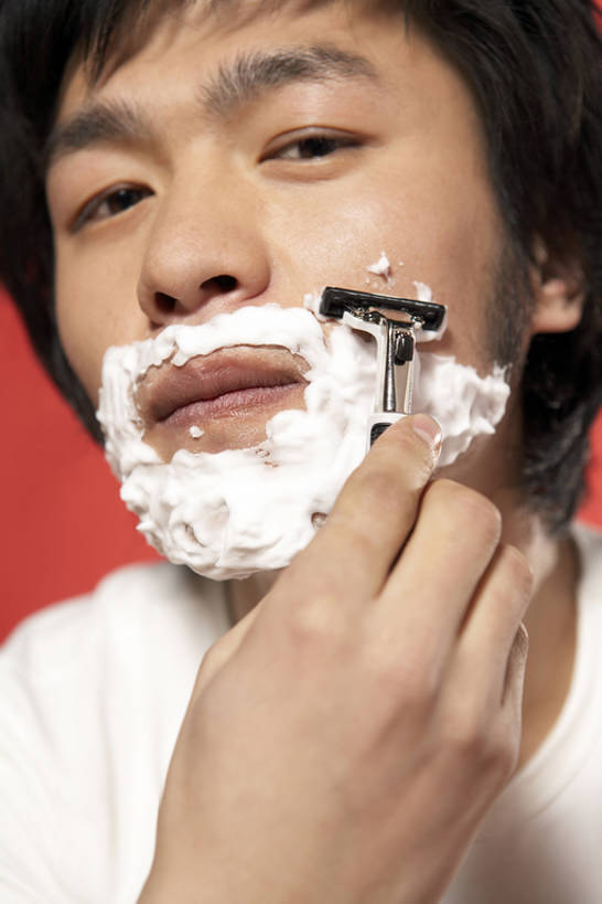 东方人,成年人,脸,头,脸颊,一个人,横图,竖图,室内,正面,满意,北京,中国,亚洲,仅一个男性,仅一个人,握,准备,黄色背景,注视,肩膀,仅一个年轻男性,红色,观察,看,健康,活力,握着,摄影,观看,剃须膏,察看,专心,工作室,关注,剃胡子,东亚,认真,男人,男性,年轻男性,亚洲人,中国人,年轻人,头部,脸部,脸蛋,面部,剃刀,彩图,影棚拍摄,例行公事,bj175