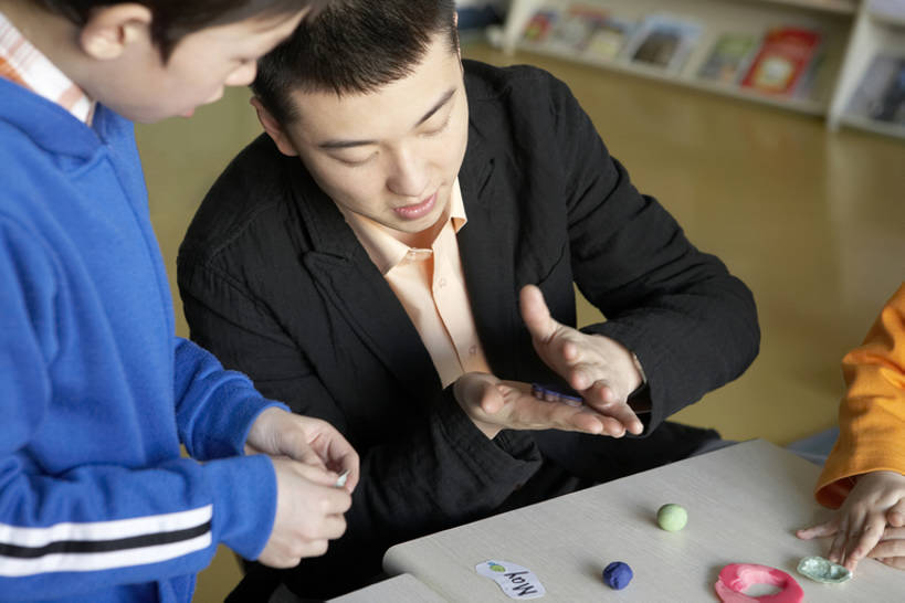 东方人,儿童,成年人,两个人,学生,教师,学校,教学楼,站,横图,室内,白天,侧面,通讯,探险,纯洁,石头,北京,中国,亚洲,学习,矿石,石子,教育,玩,休闲装,小孩,教,站着,做,教练,教室,活力,可爱,探索,童年,童趣,无辜,摄影,生长,协助,创造力,粘土,知识,享乐,解释,愉悦,矿物,出示,求助,童真,东亚,陶土,烂漫,无邪,发展,橡皮泥,教员,开端,天真,男孩,男人,男性,年轻男性,亚洲人,中国人,孩子,年轻人,老师,石块,岩石,站立,坐着,半身,彩图,高角度拍摄,欢乐,先生,白泥,白鳝泥,斑脱石,甘土,高岭石,观音土,膨土岩,皂土,男生,小学生,塑造,好奇心,bj175