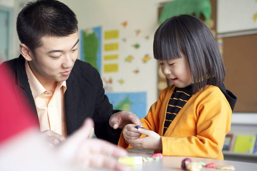 东方人,儿童,成年人,两个人,学生,教师,学校,教学楼,站,笑,微笑,露齿笑,横图,室内,白天,侧面,快乐,探险,幸福,纯洁,石头,北京,中国,亚洲,矿石,石子,教育,玩,休闲装,小孩,教,站着,做,教练,教室,活力,可爱,探索,童年,童趣,无辜,摄影,建造,生长,协助,创造力,粘土,知识,享乐,解释,矿物,求助,童真,东亚,陶土,烂漫,无邪,发展,橡皮泥,教员,开端,天真,男孩,男人,男性,年轻男性,女孩,亚洲人,中国人,孩子,年轻人,老师,石块,岩石,站立,坐着,半身,彩图,欢乐,先生,白泥,白鳝泥,斑脱石,甘土,高岭石,观音土,膨土岩,皂土,男生,小学生,塑造,好奇心,bj175