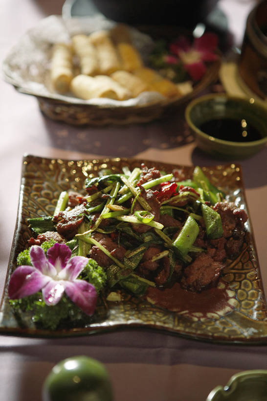 嘴,无人,吃,竖图,室内,正面,吃饭,餐桌,桌子,静物,北京,中国,亚洲,饭厅,牛肉,沙拉,美味,食品,饮品,春卷,饮食,花,食物,饮料,盘子,装饰物,碗,茶馆,中国菜,摄影,膳食,可口,中国文化,东亚,健康食物,唾液,开胃酱,适口,完美,彩图,餐馆,传统文化,大豆酱,bj175