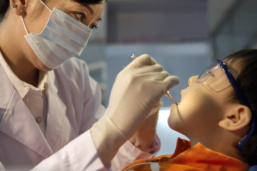 东方人,儿童,成年人,中年人,老年人,脸,头,脸颊,手,牙齿,两个人,医生,病人,护士,办公室,医院,站,躺,横图,室内,白天,侧面,通讯,纯洁,安全,机器,技术,镜子,北京,中国,亚洲,握,准备,开,检查,研究,工作,医学,工具,面具,眼镜,防护,打,休闲装,干净,设备,现代,肩膀,小孩,手套,站着,张嘴,医护人员,医疗人员,职业,休闲,健康,怪脸,面对面,放松,可爱,童年,童趣,无辜,服务,伸手,握着,摄影,技巧,护目镜,保护,害怕,刮,吊钩,权威,医疗,医疗设备,卫生,专心,牙科设备,指着,恐怖,忧虑,关爱,滑雪镜,痛苦,手艺,医疗器械,防护镜,保险,医疗工具,张大嘴巴,童真,东亚,烂漫,无邪,实验服,口腔卫生,医疗机构,保全,周全,安稳,安定,防护手套,安全防护眼镜,责任,技能,技艺,检测工具,拷问,卧着,平安,天真,信任,老年女性,男孩,男人,男性,女人,女性,亚洲人,中国人,孩子,年轻人,头部,齿,脸部,脸蛋,面部,牙,牙龈,大夫,牙医,张开嘴,休闲活动,清洗,躺着,卧,站立,坐着,半身,彩图,病院,诊所,雪镜,牙科椅,牙科治疗椅,牙椅,妙技,防护眼镜,男生,本领,门诊部,口腔医学,bj175