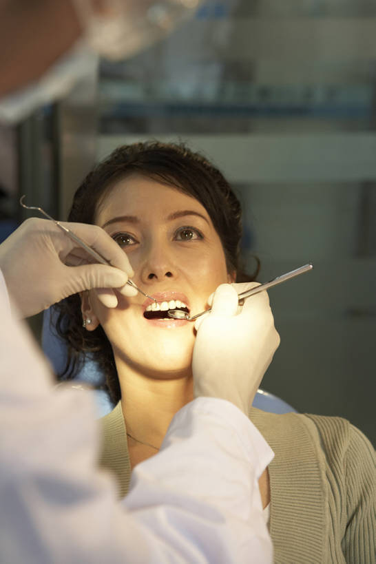 东方人,成年人,中年人,老年人,脸,头,脸颊,手,牙齿,两个人,医生,病人,护士,办公室,医院,躺,竖图,室内,正面,安全,机器,技术,北京,中国,亚洲,准备,开,检查,研究,工作,分离,医学,工具,面具,眼镜,防护,过滤,打,分开,休闲装,干净,设备,现代,外套,肩膀,口罩,手套,站着,张嘴,医护人员,医疗人员,职业,健康,怪脸,隔断,服务,伸手,遮掩,摄影,技巧,护目镜,保护,隔离,害怕,刮,权威,医疗,医疗设备,卫生,专心,牙科设备,掩盖,遮挡,恐怖,忧虑,关爱,净化,滑雪镜,手艺,间隔,医疗器械,保险,预防,医疗工具,张大嘴巴,东亚,遮盖,实验服,口腔卫生,防尘,医疗机构,保全,周全,安稳,安定,防护手套,掩饰,断绝,隔开,屏蔽,屏绝,远离,中断,阻遏,阻隔,安全防护眼镜,责任,技能,技艺,检测工具,卧着,平安,信任,男人,男性,年轻女性,女人,女性,亚洲人,中国人,年轻人,头部,齿,脸部,脸蛋,面部,牙,牙龈,大夫,牙医,张开嘴,清洗,躺着,卧,坐着,彩图,病院,诊所,雪镜,牙科椅,牙科治疗椅,牙椅,妙技,防护眼镜,本领,门诊部,口腔医学,bj175