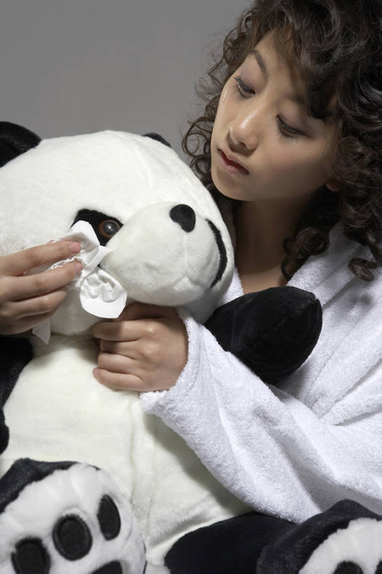 东方人,成年人,脸,头,脸颊,手,臀部,头发,一个人,病人,哭,竖图,室内,白天,正面,寂寞,熊猫,微生物,玩具,亚洲,仅一个年轻女性,仅一个女性,仅一个人,擦,科学,医学,瓷器,细胞,拿着,注视,肩膀,社区,观察,看,健康,搭,服务,眼泪,观看,失望,安慰,纤维,察看,生物学,搭着,关爱,关注,问题,东亚,北京市,悲哀,柔和,结缔组织,悲痛,异性恋,自然科学,烘干,博物学,生物科学,担心,年轻女性,女人,女性,亚洲人,中国人,年轻人,头部,卷发,脸部,脸蛋,面部,拥抱,彩图,影棚拍摄,浴衣,组织细胞,基本组织,基质,细胞外间质,瘀伤,乌青块,独处,弱点,挨着,沟通障碍,一见钟情,bj175