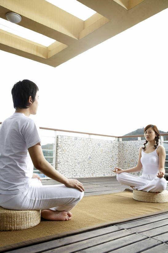 东方人,成年人,中年人,两个人,家庭,夫妻,丈夫,妻子,坐,盘腿,竖图,室外,白天,侧面,爱情,锻炼,满意,通讯,地板,阳台,城市,建筑,北京,中国,亚洲,席子,房屋,公寓,院子,地面,浪漫,休闲装,干净,现代,木地板,白色,休息,休闲,健康,舒服,温暖,温馨,一家人,恩爱,放松,平衡,亲密,想,沉思,恋人,瑜珈,摄影,生活方式,宁静,打坐,和睦,舒适,住房,练习,都市风光,清新,华贵,房地产,合伙,梦想,想象,东亚,新婚,莲花坐式,软垫,灵性,无忧无虑,男人,男性,年轻女性,女人,女性,亚洲人,中国人,年轻人,情侣,休闲活动,僧侣,闭着眼睛,盘腿而坐,盘膝,盘着腿的,盘着腿坐,双腿交叉,坐着,彩图,全身,爱,伴侣,和蔼,融洽,横越,bj175