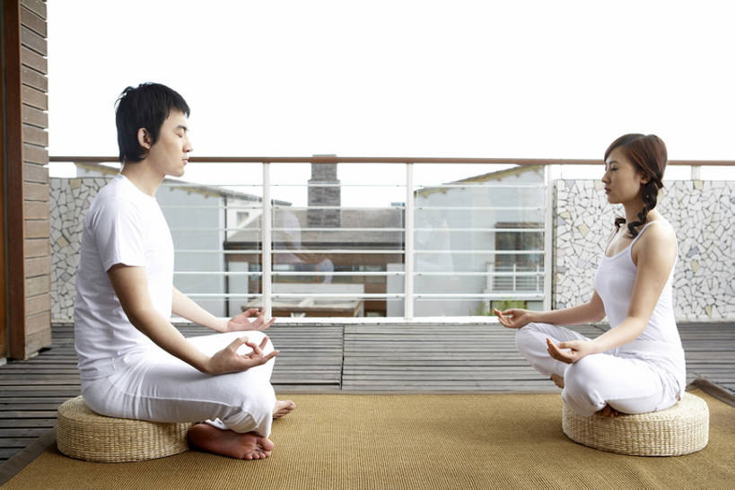东方人,成年人,中年人,两个人,家庭,夫妻,丈夫,妻子,坐,盘腿,竖图,室外,白天,侧面,爱情,锻炼,满意,通讯,地板,阳台,城市,建筑,北京,中国,亚洲,席子,房屋,公寓,院子,地面,浪漫,休闲装,干净,现代,木地板,白色,休息,休闲,健康,舒服,温暖,温馨,一家人,恩爱,放松,平衡,亲密,想,沉思,恋人,瑜珈,摄影,生活方式,宁静,打坐,和睦,舒适,住房,练习,都市风光,清新,华贵,房地产,合伙,梦想,想象,东亚,新婚,莲花坐式,软垫,灵性,无忧无虑,男人,男性,年轻女性,女人,女性,亚洲人,中国人,年轻人,情侣,休闲活动,僧侣,闭着眼睛,盘腿而坐,盘膝,盘着腿的,盘着腿坐,双腿交叉,坐着,彩图,全身,爱,伴侣,和蔼,融洽,横越,bj175