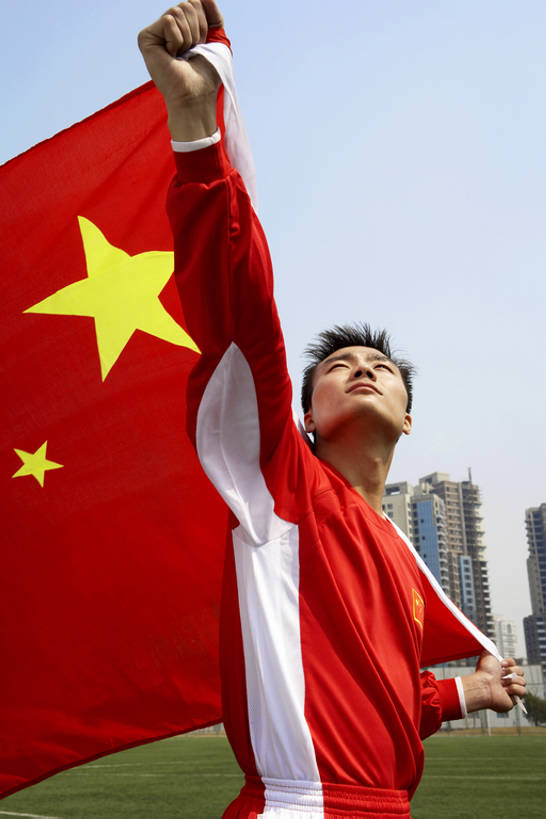 东方人,一个人,运动员,竖图,俯视,航拍,室外,白天,正面,运动服,制服,锻炼,度假,游戏,快乐,兴奋,骄傲,成功,比赛,运动,竞争,美景,城市风光,城市,旗帜,国旗,北京,日光,中国,亚洲,仅一个男性,仅一个人,握,条纹,服装,庆祝,景观,田地,娱乐,飞,刺激,仅一个年轻男性,衣服,红色,蓝天,看,享受,休闲,健康,景色,放松,握着,摄影,建造,服饰,希望,体育运动,衣着,鸟瞰,穿着,中国文化,田径运动,中国国旗,东亚,队员,爱国主义,衣饰,获胜,体育,足球运动,男人,男性,年轻男性,亚洲人,中国人,年轻人,半身,彩图,高角度拍摄,健身,高层建筑,运动装,bj175