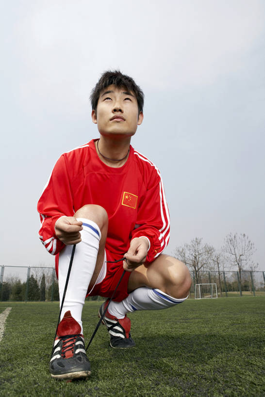 东方人,一个人,运动员,足球场,蹲,竖图,室外,白天,正面,仰视,运动服,制服,锻炼,游戏,快乐,幸福,比赛,运动,竞争,橄榄球,足球,多云,鞋子,北京,日光,中国,亚洲,仅一个男性,仅一个人,捆扎,准备,条纹,短裤,服装,鞋带,田地,足球鞋,花边,娱乐,仅一个年轻男性,衣服,红色,蓝天,夹板,看,休闲,概念,健康,思考,摄影,服饰,扣,享乐,体育运动,衣着,穿着,等,田径运动,东亚,队员,衣饰,人造草皮,体育,足球运动,男人,男性,年轻男性,亚洲人,中国人,年轻人,跪着,彩图,低角度拍摄,全身,健身,焦距,运动装,bj175