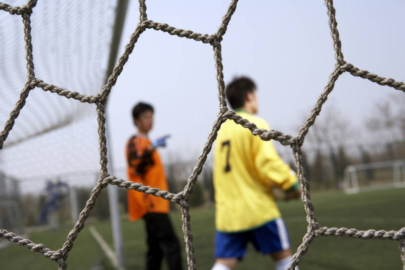 东方人,同事,运动员,足球场,横图,室外,白天,侧面,运动服,制服,锻炼,游戏,快乐,幸福,成功,比赛,运动,合作,团队,集体,信心,竞争,橄榄球,足球,北京,日光,中国,亚洲,守门员,条纹,短裤,服装,球门,网,田地,记事本,训练,足球运动员,娱乐,队伍,背面,衣服,蓝天,本子,笔记本,手套,站着,休闲,健康,摄影,服饰,领导,指着,享乐,体育运动,衣着,愉悦,成就,穿着,防守,田径运动,合伙,领袖,东亚,队员,衣饰,技能,人造草皮,体育,足球运动,男人,男性,年轻男性,亚洲人,中国人,年轻人,体育运动员,运动选手,彩图,健身,运动装,bj175