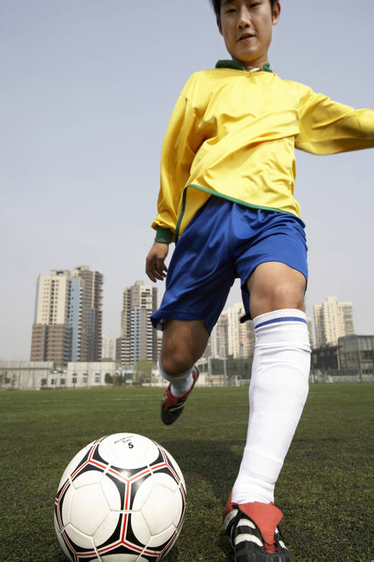 东方人,腿,一个人,运动员,足球场,竖图,室外,白天,正面,仰视,运动服,制服,锻炼,游戏,快乐,比赛,运动,竞争,橄榄球,足球,北京,日光,中国,亚洲,仅一个男性,仅一个人,射门,踢,条纹,短裤,服装,田地,公寓,训练,玩,注视,娱乐,仅一个年轻男性,衣服,蓝天,夹板,观察,看,休闲,健康,摄影,建造,服饰,观看,察看,指着,体育运动,衣着,愉悦,穿着,关注,防守,田径运动,足,东亚,队员,衣饰,技能,人造草皮,体育,足球运动,男人,男性,年轻男性,亚洲人,中国人,年轻人,彩图,低角度拍摄,全身,健身,运动装,bj175