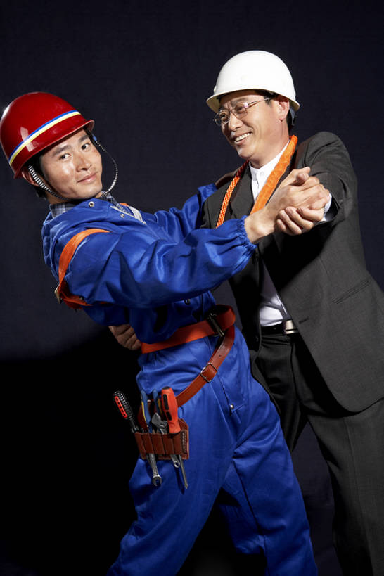 东方人,成年人,中年人,老年人,一个人,两个人,商务人士,工程师,建筑工人,建筑师,商务男性,办公室,笑,微笑,露齿笑,竖图,侧面,工作服,衬衫,商务,快乐,友谊,幸福,成功,合作,团队,信心,建筑业,技术,建筑,金属制品,北京,中国,亚洲,仅一个男性,仅一个人,仅一个中年男性,连接,黑色背景,组合,套装,正装,褶皱,工作,金属,包,工具,头盔,眼镜,注视,休闲装,穿,黑色,安全帽,容器,建筑工地,观察,看,站着,职业,工业,摄影,建造,工具包,观看,技巧,储藏,螺丝刀,起子,链接,五金,察看,领导,享乐,紧固,工作室,成就,储存,关注,拼接,拼凑,手艺,商务装,合伙,交际舞,探戈,工薪阶层,东亚,发展,拼合,凑集,聚合,撮合,链结,牢固,改锥,技能,技艺,进展,把握,无厘头,男人,男性,中年男性,亚洲人,中国人,白领,上班族,彩图,影棚拍摄,衬衣,欢乐,舞蹈,妙技,贮存,本领,工头,掌控,bj175