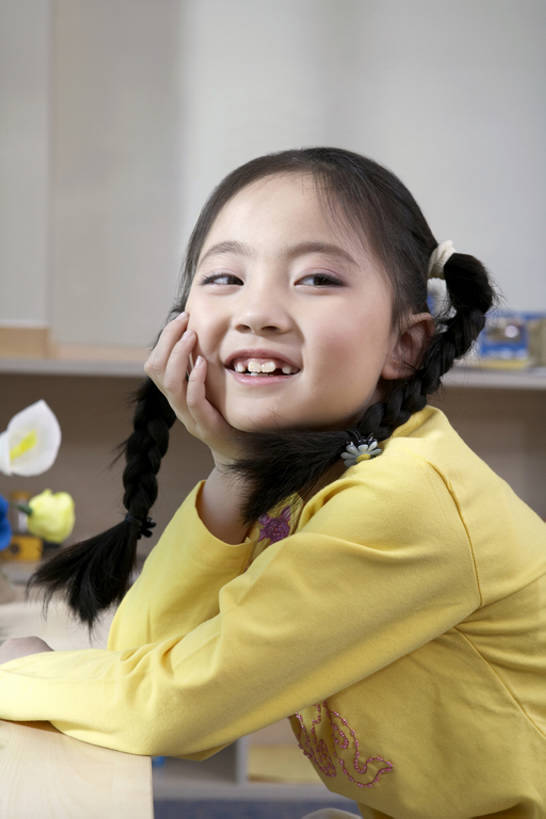 东方人,婴儿,儿童,一个人,学生,学校,站,笑,微笑,露齿笑,竖图,俯视,航拍,室内,白天,侧面,幸福,纯洁,北京,中国,亚洲,仅一个女性,仅一个人,撑,艺术,房屋,教育,玩,托腮,注视,休闲装,娱乐,花,小孩,黄色,工艺品,观察,看,托,站着,仅一个小孩,教室,思考,辫子,放松,幻想,可爱,童年,童趣,无辜,幼儿园,摄影,活泼,生长,观看,麻花辫,察看,创造力,专心,享乐,愉悦,鸟瞰,关注,托下巴,宝宝,播放,肖像,手艺,想象,童真,东亚,纯真,烂漫,无邪,发展,重要,无忧无虑,伶俐,天真,男孩,男人,男性,女孩,女人,女性,亚洲人,中国人,孩子,站立,坐着,半身,彩图,高角度拍摄,欢乐,男生,女生,蠢人,bj175