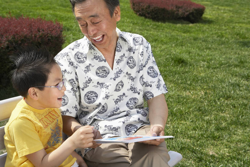 东方人,婴儿,儿童,成年人,老年人,两个人,家庭,女儿,儿子,祖父,公园,笑,微笑,横图,室外,白天,留白,侧面,衬衫,旅游,度假,讨论,满意,通讯,探险,幸福,纯洁,美景,北京,日光,中国,亚洲,连接,握,眼镜,长椅,景观,教育,联系,T恤,图像,注视,牛仔裤,休闲装,娱乐,草,树,小孩,绿色,自然,春天,观察,教,看,享受,休闲,健康,温暖,温馨,一家人,面对面,景色,放松,活力,季节,可爱,探索,童年,童趣,无辜,读,凝视,握着,摄影,活泼,生长,观看,指导,幽默,支撑,和睦,察看,退休,创造力,知识,享乐,愉悦,关爱,关注,自然风光,记忆,亲情,宝宝,激励,户外活动,童真,东亚,纯真,烂漫,无邪,发展,陪同,闪存卡,陪伴,无忧无虑,伶俐,天真,老年男性,男孩,男人,男性,亚洲人,中国人,孩子,孙子,书,休闲活动,说话,坐着,半身,彩图,高角度拍摄,欢乐,融洽,人老心不老,好奇心,伴随,bj175