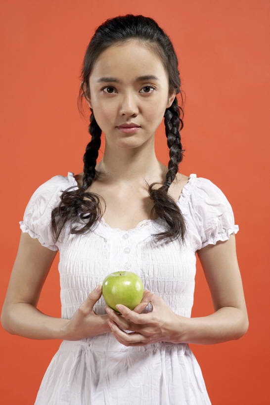 东方人,成年人,一个人,竖图,正面,苹果,水果,北京,中国,亚洲,握,黄色背景,食品,饮品,注视,饮食,食物,饮料,青苹果,观察,看,独立,健康,个性,平衡,无辜,握着,摄影,观看,希望,麻花辫,察看,专心,酷,关注,可口,清新,肖像,东亚,健康食物,适口,年轻女性,女人,女性,亚洲人,中国人,年轻人,半身,彩图,影棚拍摄,bj175