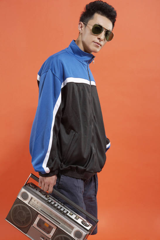 东方人,成年人,一个人,学生,竖图,侧面,运动服,快乐,满意,幸福,复古,技术,书房,北京,中国,亚洲,仅一个男性,仅一个人,握,黄色背景,短裤,服装,人物,古典,音乐,注视,娱乐,设备,喇叭,仅一个年轻男性,衣服,太阳镜,收音机,观察,看,站着,休息,休闲,独立,健康,表情,放松,个性,握着,摄影,服饰,生长,观看,希望,信号,无线电,察看,专心,酷,享乐,衣着,穿着,关注,运送,广播,噪声,出示,音乐人,东亚,衣饰,无线电技术,无忧无虑,男人,男性,年轻男性,亚洲人,中国人,年轻人,休闲活动,舞者,彩图,影棚拍摄,欢乐,收录机,运动装,无线电接收机,bj175