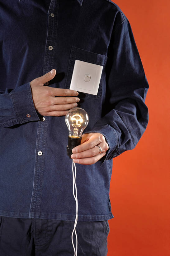 成年人,一个人,竖图,技术,北京,中国,亚洲,握,黄色背景,光,光亮,牛仔裤,休闲装,外套,开关,站着,独立,决定,想,握着,摄影,灵感,电流,创造力,专心,电灯泡,金属丝,考试,照明设备,运送,东亚,神迹,开端,能力,男人,男性,年轻男性,亚洲人,中国人,年轻人,彩图,影棚拍摄,bj175