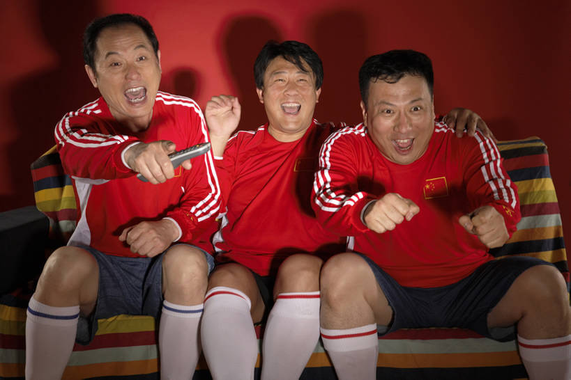 东方人,成年人,中年人,老年人,三个人,家庭,客厅,笑,微笑,露齿笑,横图,室内,夜晚,正面,运动服,讨论,快乐,满意,通讯,兴奋,自由,友谊,幸福,热情,分享,成功,运动,竞争,沙发,电视,国旗,北京,中国,亚洲,连接,握,短裤,服装,欢呼,并排,毯子,房屋,公寓,酒类,T恤,大喊,注视,袜子,刺激,衣服,遥控器,观察,看,手势,张嘴,休息,休闲,温暖,温馨,一家人,放松,活力,决定,搭,凝视,握着,摄影,服饰,生活方式,观看,希望,惊奇,幽默,支撑,和睦,察看,午夜,专心,起居室,指着,酷,享乐,衣着,愉悦,成就,穿着,搭着,关注,运送,中国文化,彩电,爱好,私密,张大嘴巴,中国国旗,东亚,陪同,爱国主义,彩色电视机,显像管屏,显像管屏幕,衣饰,神迹,贡献,陪伴,无忧无虑,能力,获胜,团结,信任,足球运动,老年男性,男人,男性,中年男性,亚洲人,中国人,拳头,电视机,张开嘴,休闲活动,说话,坐着,彩图,喝醉,融洽,打手势,运动装,精力,伴随,醉,bj175