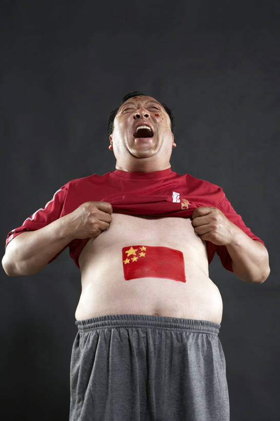 东方人,成年人,中年人,老年人,胃,一个人,拉,笑,微笑,露齿笑,竖图,室内,留白,正面,仰视,快乐,满意,兴奋,幸福,热情,骄傲,成功,运动,国旗,北京,中国,亚洲,握,黑色背景,黄色背景,短裤,欢呼,人物,T恤,大喊,休闲装,发带,刺激,红色,黑色,灰色,站着,张嘴,休闲,握着,摄影,生活方式,希望,颜料,惊奇,幽默,支撑,专心,酷,享乐,愉悦,工作室,成就,肖像,爱好,出示,激励,身份,荣誉,张大嘴巴,中国国旗,东亚,忠诚,爱国主义,神迹,贡献,能力,获胜,信任,足球运动,男人,男性,中年男性,亚洲人,中国人,张开嘴,触摸,彩图,低角度拍摄,影棚拍摄,精力,摆拍,蠢人,bj175