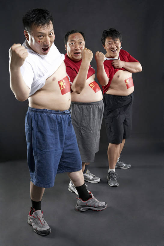 东方人,成年人,中年人,老年人,胃,三个人,拉,举,笑,微笑,露齿笑,竖图,室内,侧面,仰视,运动鞋,快乐,满意,兴奋,友谊,幸福,热情,骄傲,成功,运动,国旗,北京,中国,亚洲,握,黑色背景,黄色背景,短裤,欢呼,人物,酒类,T恤,大喊,注视,休闲装,发带,袜子,刺激,黑色,灰色,观察,看,手势,托,站着,张嘴,休闲,决定,凝视,握着,摄影,生活方式,观看,希望,颜料,惊奇,幽默,支撑,察看,专心,酷,工作室,成就,关注,痛苦,肖像,爱好,出示,激励,身份,荣誉,张大嘴巴,中国国旗,东亚,陪同,忠诚,爱国主义,贡献,陪伴,能力,获胜,团结,信任,足球运动,老年男性,男人,男性,中年男性,亚洲人,中国人,拳头,张开嘴,举起,举手,举着,向上举,向上伸,向上托,彩图,低角度拍摄,全身,影棚拍摄,喝醉,打手势,精力,摆拍,蠢人,伴随,醉,bj175