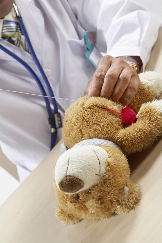 成年人,中年人,一个人,父亲,医生,办公室,医院,竖图,室内,特写,工作服,制服,锻炼,通讯,信心,技术,熊,玩具,北京,中国,亚洲,握,泰迪熊,书桌,白色,听诊器,医护人员,医疗人员,职业,概念,健康,服务,握着,摄影,毛绒玩具,技巧,希望,缝纫,修理,支撑,部分,权威,医疗,专心,关爱,运送,手艺,医疗工具,东亚,实验服,身份证,外科医生,技能,技艺,解决,认真,信任,中年男性,中国人,大夫,坐着,彩图,爱,妙技,本领,细线,门诊部,缝线,bj175