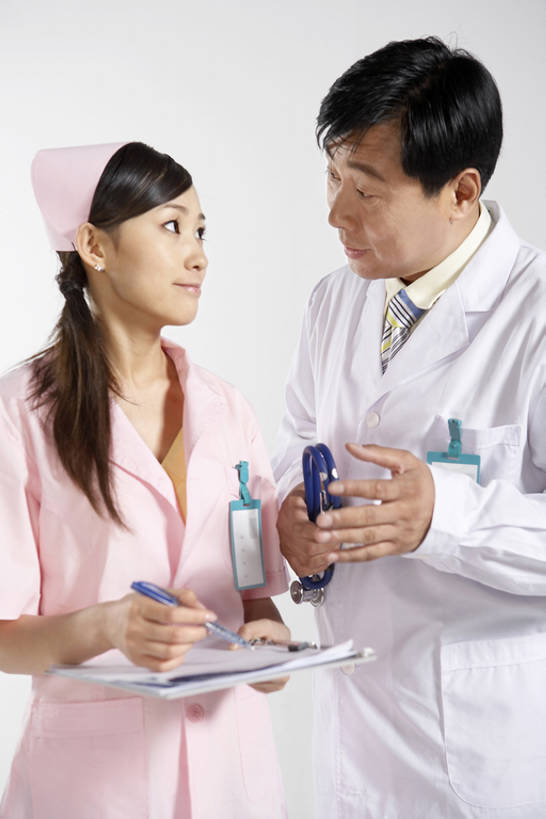 东方人,婴儿,儿童,成年人,中年人,一个人,两个人,医生,护士,办公室,医院,竖图,室内,白色背景,正面,工作服,制服,讨论,通讯,纯洁,合作,团队,信心,技术,帽子,北京,中国,亚洲,仅一个人,握,写,药,检查,研究,科学,领带,T恤,餐盘,小孩,粉色,听诊器,站着,医护人员,医疗人员,职业,概念,健康,面对面,决定,可爱,服务,握着,摄影,活泼,技巧,支撑,写字板,权威,体检,医疗,指着,解释,宝宝,求助,手艺,问题,合伙,挑战,东亚,纯真,烂漫,无邪,实验服,身份证,外科医生,责任,技能,技艺,解决,伶俐,认真,天真,年轻女性,女人,女性,中年男性,亚洲人,中国人,孩子,年轻人,大夫,说话,半身,彩图,影棚拍摄,建议,妙技,办公室职员,本领,门诊部,体格检查,bj175