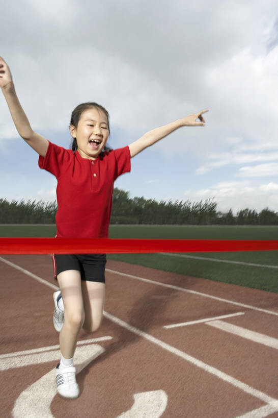 东方人,儿童,手,一个人,学生,运动员,终点,站,跑,举,笑,微笑,露齿笑,竖图,室外,白天,留白,运动服,运动鞋,锻炼,快乐,满意,兴奋,自由,幸福,纯洁,成功,比赛,运动,信心,竞争,赛跑,北京,中国,亚洲,仅一个女性,仅一个人,短裤,服装,云,跑道,球场,带子,教育,训练,大喊,娱乐,体育场,袜子,刺激,草,树,小孩,衣服,红色,手势,托,站着,仅一个小孩,休闲,健康,决定,可爱,力量,童年,童趣,摄影,服饰,生长,希望,第一,马尾辫,知识,享乐,练习,体育运动,衣着,愉悦,穿着,终点线,田径运动员,田径运动,挑战,童真,东亚,烂漫,无邪,坚持,斗争,衣饰,能力,获胜,体育,天真,男孩,男人,男性,女孩,女人,女性,亚洲人,中国人,孩子,手臂,上装,体育运动员,运动选手,举起,举手,举着,向上举,向上伸,向上托,站立,彩图,全身,健身,欢乐,径赛,男生,女生,办公室职员,打手势,运动装,韧性,bj175