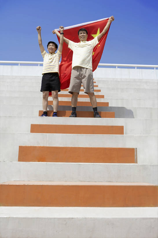 东方人,儿童,少年,成年人,中年人,老年人,一个人,两个人,家庭,父母,父亲,女儿,儿子,运动员,举,笑,微笑,竖图,室外,白天,留白,正面,仰视,运动鞋,锻炼,游戏,快乐,满意,幸福,纯洁,成功,比赛,运动,信心,竞争,太阳,楼梯,飞机,国旗,玩具,北京,日光,中国,亚洲,仅一个男性,仅一个人,连接,伸展,握,短裤,服装,欢呼,庆祝,阶梯,看台,交通,联系,玩,T恤,大喊,挥手,注视,娱乐,航空,体育场,袜子,刺激,台阶,小孩,衣服,蓝天,模型,交通工具,春天,观察,看,托,站着,仅一个小孩,休闲,概念,健康,温暖,温馨,父子,一家人,可爱,亲密,童年,童趣,益智,伸手,握着,运输,摄影,服饰,生长,生活方式,观看,活动,希望,支撑,和睦,察看,客机,享乐,体育运动,衣着,愉悦,穿着,都市风光,发泄,关爱,关注,消遣,运送,智力,中国文化,载具,亲情,出示,田径运动,童真,中国国旗,东亚,烂漫,无邪,陪同,爱国主义,宣泄,衣饰,陪伴,能力,获胜,体育,天真,信任,老年男性,男孩,男人,男性,中年男性,亚洲人,中国人,孩子,年轻人,拳头,全家福,休闲活动,体育运动员,运动选手,举起,举手,举着,玩耍,嬉戏,向上举,向上伸,向上托,彩图,低角度拍摄,全身,健身,欢乐,融洽,男生,亲子装,伴随,bj175