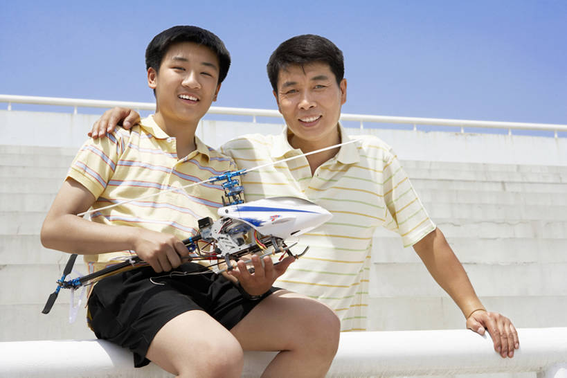 东方人,儿童,少年,成年人,中年人,老年人,一个人,两个人,家庭,父母,父亲,女儿,儿子,笑,微笑,露齿笑,横图,室外,白天,正面,游戏,快乐,满意,自由,幸福,纯洁,合作,技术,太阳,楼梯,飞机,玩具,北京,日光,中国,亚洲,仅一个男性,仅一个人,连接,握,短裤,服装,科学,看台,艺术品,交通,教育,联系,玩,T恤,注视,休闲装,娱乐,航空,飞,刺激,小孩,衣服,蓝天,模型,遥控器,交通工具,春天,观察,看,站着,仅一个小孩,休息,休闲,概念,健康,温暖,温馨,父子,一家人,放松,可爱,平衡,亲密,童年,童趣,益智,搭,握着,运输,摄影,服饰,生长,生活方式,观看,活动,希望,支撑,直升机,和睦,察看,客机,享乐,衣着,愉悦,穿着,搭着,都市风光,发泄,关爱,关注,消遣,运送,智力,载具,亲情,出示,挑战,童真,东亚,烂漫,无邪,陪同,宣泄,衣饰,陪伴,美术工艺,天真,信任,老年男性,男孩,男人,男性,中年男性,亚洲人,中国人,孩子,年轻人,全家福,休闲活动,玩耍,嬉戏,拥抱,坐着,彩图,欢乐,融洽,男生,亲子装,好奇心,伴随,bj175