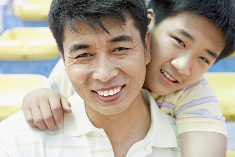 东方人,儿童,少年,成年人,中年人,老年人,脸,头,脸颊,两个人,家庭,父母,父亲,女儿,儿子,笑,微笑,露齿笑,横图,室外,特写,白天,正面,快乐,自由,幸福,纯洁,信心,太阳,北京,日光,中国,亚洲,连接,服装,联系,T恤,俯身,注视,休闲装,娱乐,肩膀,小孩,衣服,蓝天,春天,背着,观察,看,站着,休息,休闲,健康,温暖,温馨,父子,一家人,放松,可爱,亲密,童年,童趣,搭,摄影,服饰,生长,生活方式,观看,和睦,察看,享乐,衣着,愉悦,穿着,搭着,都市风光,关爱,关注,亲情,肖像,反差,童真,东亚,烂漫,无邪,陪同,衣饰,陪伴,天真,信任,老年男性,男孩,男人,男性,中年男性,亚洲人,中国人,孩子,年轻人,头部,脸部,脸蛋,面部,全家福,休闲活动,拥抱,彩图,高角度拍摄,欢乐,深情,融洽,亲子装,伴随,bj175