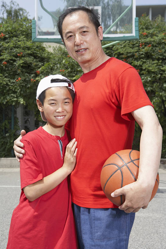 东方人,儿童,少年,成年人,中年人,老年人,两个人,家庭,父母,父亲,女儿,儿子,学生,运动员,站,笑,微笑,露齿笑,竖图,室外,白天,正面,锻炼,游戏,快乐,幸福,纯洁,成功,比赛,运动,合作,团队,集体,信心,竞争,太阳,帽子,北京,日光,中国,亚洲,连接,握,准备,短裤,服装,棒球帽,篮球场,联系,训练,玩,篮球运动员,T恤,注视,休闲装,娱乐,队伍,刺激,球,树,小孩,衣服,红色,蓝天,春天,观察,看,站着,教练,休息,休闲,健康,温暖,温馨,父子,一家人,放松,可爱,亲密,童年,童趣,搭,握着,摄影,建造,服饰,生长,生活方式,观看,支撑,和睦,察看,享乐,体育运动,衣着,愉悦,成就,穿着,搭着,都市风光,关爱,关注,运送,亲情,出示,田径运动,反差,合伙,篮球运动,童真,东亚,烂漫,无邪,陪同,衣饰,陪伴,能力,体育,天真,信任,老年男性,男孩,男人,男性,中年男性,亚洲人,中国人,孩子,年轻人,全家福,休闲活动,体育运动员,运动选手,拥抱,站立,彩图,健身,欢乐,深情,融洽,男生,亲子装,伴随,bj175