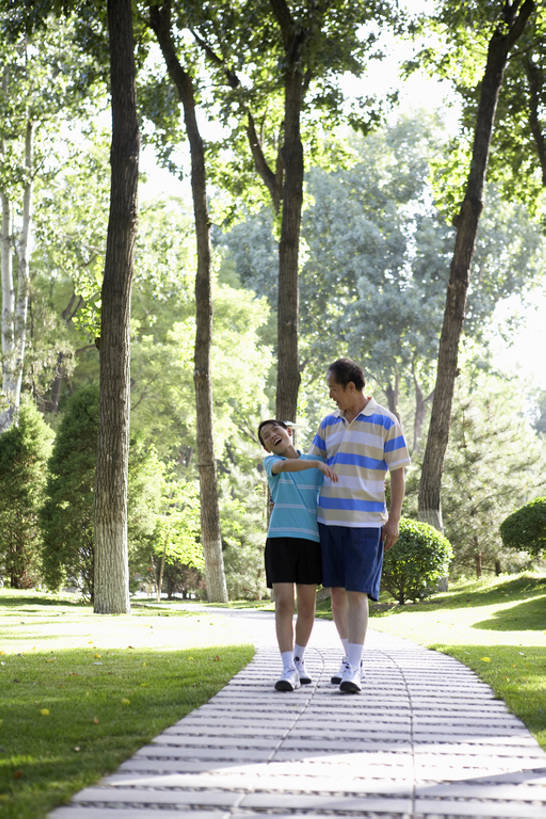 东方人,儿童,少年,成年人,中年人,老年人,两个人,家庭,父母,父亲,女儿,儿子,公园,站,笑,微笑,露齿笑,竖图,室外,白天,留白,正面,运动鞋,快乐,自由,幸福,纯洁,草地,太阳,北京,日光,中国,亚洲,连接,漫步,短裤,服装,并排,人行道,小路,联系,玩,T恤,注视,休闲装,娱乐,袜子,刺激,树,树干,小孩,衣服,蓝天,自然,春天,观察,看,站着,休息,休闲,健康,温暖,温馨,父子,一家人,放松,可爱,亲密,童年,童趣,搭,摄影,服饰,生长,生活方式,观看,支撑,和睦,察看,享乐,衣着,愉悦,穿着,搭着,关爱,关注,亲情,童真,东亚,烂漫,无邪,陪同,衣饰,陪伴,天真,信任,老年男性,男孩,男人,男性,中年男性,亚洲人,中国人,孩子,全家福,休闲活动,步行,说话,拥抱,站立,彩图,全身,欢乐,深情,融洽,男生,亲子装,伴随,bj175