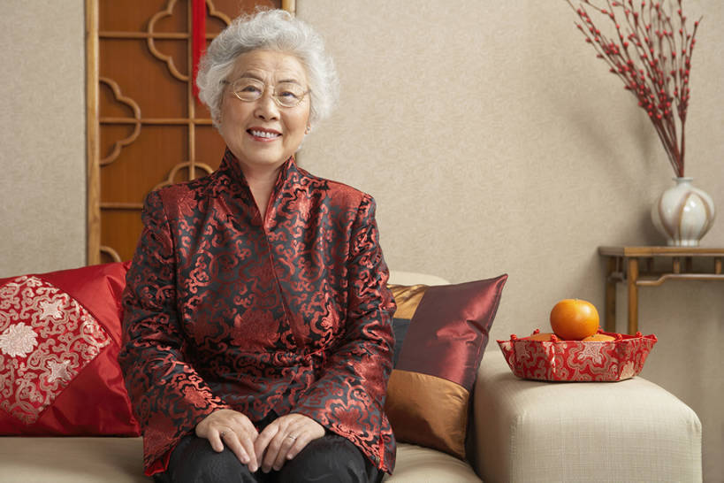 东方人,成年人,老年人,头发,一个人,家庭,祖母,家,客厅,笑,微笑,露齿笑,横图,室内,白天,正面,快乐,幸福,沙发,柑橘,北京,中国,春节,亚洲,仅一个女性,仅一个人,节日,庆祝,装饰,眼镜,房屋,墙,冬天,食品,饮品,注视,历史,传统,饮食,食物,饮料,红色,观察,看,仅一个中年女性,摄影,水果盘,观看,发送,察看,起居室,享乐,关注,可口,中国文化,肖像,东亚,香袋,元旦,适口,柑桔,老年女性,女人,女性,亚洲人,中国人,橘子,桔子,坐着,彩图,传统服装,欢乐,拜年,大红蜜橘,大红袍,红橘,黄橘,宽皮橘,唐装,传统文化,传统节日,bj175