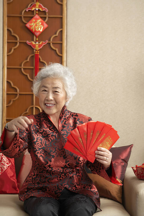 东方人,成年人,老年人,头发,一个人,家庭,祖母,家,客厅,笑,微笑,露齿笑,竖图,室内,白天,留白,正面,快乐,幸福,沙发,北京,中国,春节,亚洲,仅一个女性,仅一个人,握,节日,庆祝,装饰,信封,房屋,墙,冬天,挥手,注视,历史,传统,红色,观察,看,仅一个中年女性,握着,摄影,红包,观看,发送,察看,起居室,享乐,关注,中国文化,问候,出示,东亚,香袋,元旦,老年女性,女人,女性,亚洲人,中国人,坐着,彩图,传统服装,欢乐,拜年,给予,唐装,传统文化,传统节日,bj175