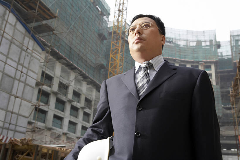 东方人,成年人,中年人,一个人,商务人士,设计师,导游,工程师,建筑师,商务男性,办公室,横图,室外,白天,留白,正面,仰视,衬衫,西装,商务,满意,安全,信心,计划,建筑业,技术,城市,建筑,手提箱,北京,中国,亚洲,握,套装,正装,工作,眼镜,过道,防护,领带,现代,安全帽,建筑工地,看,站着,职业,规划,想,握着,投资,工业,摄影,建造,技巧,希望,保护,支撑,工程,组织,专心,领导,都市风光,运送,房地产,肖像,手艺,保险,商务装,挑战,工薪阶层,东亚,发展,一套,保全,周全,安稳,安定,技能,技艺,进展,想法,把握,平安,认真,男人,男性,中年男性,亚洲人,中国人,白领,上班族,半身,彩图,低角度拍摄,衬衣,高层建筑,妙技,本领,改进,掌控,节目单,bj175