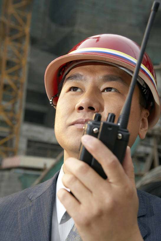 东方人,成年人,中年人,脸,头,脸颊,一个人,商务人士,设计师,导游,工程师,建筑师,商务男性,办公室,打电话,微笑,竖图,室外,特写,白天,正面,衬衫,商务,讨论,满意,通讯,安全,计划,建筑业,技术,城市,电话,北京,中国,亚洲,握,套装,工作,钢铁,防护,领带,联系,设备,通讯设备,肩膀,安全帽,话筒,建筑工地,站着,职业,电话线,规划,想,握着,投资,工业,摄影,建造,技巧,希望,保护,支撑,信号,工程,无线电,专心,领导,固定电话,都市风光,星期,运送,努力,肖像,手艺,保险,商务装,带领,梦想,蓝图,挑战,工薪阶层,东亚,发展,保全,周全,安稳,安定,无线电技术,技能,技艺,进展,想法,把握,交流,平安,认真,男人,男性,中年男性,亚洲人,中国人,头部,脸部,脸蛋,面部,白领,上班族,电话机,沟通,说话,通话,彩图,衬衣,欢乐,高层建筑,妙技,本领,无线电接收机,改进,掌控,节目单,bj175