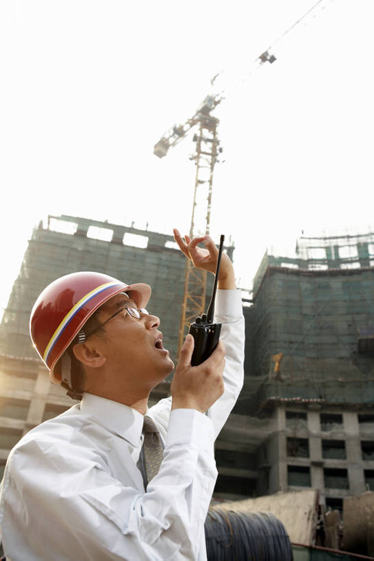 东方人,成年人,中年人,一个人,商务人士,设计师,工程师,建筑师,商务男性,办公室,举,打电话,竖图,室外,白天,侧面,衬衫,商务,满意,通讯,安全,胜利,计划,建筑业,技术,城市,电话,北京,中国,亚洲,握,套装,正装,工作,钢铁,眼镜,防护,领带,联系,大喊,方向,设备,通讯设备,安全帽,话筒,建筑工地,看,手势,托,站着,张嘴,职业,电话线,规划,同意,想,ok手势,握着,投资,工业,摄影,建造,指导,技巧,希望,保护,信号,工程,无线电,专心,领导,固定电话,都市风光,星期,运送,努力,出示,手艺,保险,商务装,带领,梦想,蓝图,挑战,张大嘴巴,工薪阶层,东亚,发展,保全,周全,安稳,安定,无线电技术,技能,技艺,进展,想法,把握,交流,平安,认真,男人,男性,中年男性,亚洲人,中国人,白领,上班族,电话机,张开嘴,仙鹤,沟通,举起,举手,举着,说话,通话,向上举,向上伸,向上托,半身,彩图,衬衣,欢乐,高层建筑,妙技,打手势,同意手势,本领,无线电接收机,摆拍,掌控,节目单,bj175