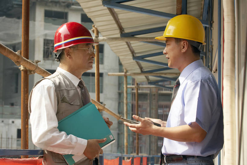 东方人,成年人,中年人,两个人,商务人士,设计师,导游,工程师,建筑师,商务男性,办公室,打电话,横图,室外,白天,侧面,衬衫,商务,讨论,通讯,友谊,安全,合作,团队,计划,建筑业,技术,城市,电话,北京,中国,亚洲,握,套装,工作,眼镜,过道,防护,领带,联系,牛仔裤,设备,通讯设备,蓝天,安全帽,话筒,建筑工地,看,站着,职业,思考,面对面,电话线,比较,规划,决定,想,握着,投资,工业,摄影,建造,技巧,希望,马甲,保护,支撑,信号,工程,无线电,组织,创造,专心,领导,固定电话,都市风光,星期,文档,房地产,努力,求助,手艺,保险,商务装,带领,合伙,梦想,蓝图,挑战,工薪阶层,东亚,发展,策略,保全,周全,安稳,安定,无线电技术,技能,技艺,进展,想法,把握,交流,平安,认真,男人,男性,中年男性,亚洲人,中国人,白领,上班族,设计,电话机,书,沟通,说话,通话,半身,彩图,衬衣,欢乐,妙技,办公室职员,本领,无线电接收机,改进,掌控,节目单,bj175